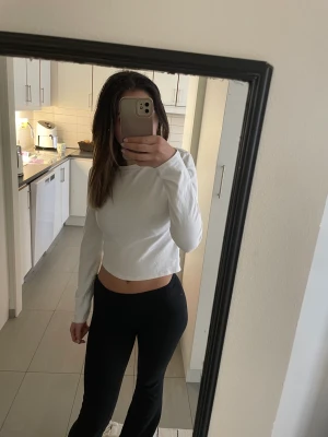 Basic Cropped Tröja - En vit croppad tröja från BikBok i strl M💕(Tajt i modellen så passar någon med strl S) säljes pga ingen användning🩷