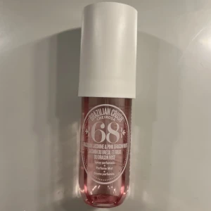 Sol del Janeiro parfym  - Säljer denna populära sol del Janeiro parfymen i doften Jasmine & pink dragonfruit (68)🩷