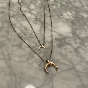Guldfärgat halsband - Två stycken guldfärgade halsband med berlocker. Skriv vid frågor💓