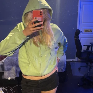 Grön huvtröja  - Grön zip-upp huvtröja från hm