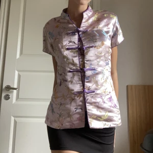 Blus - Jättefin glansig blus med så fina detaljer och färger! Även på insidan💜 Jätte bra kvalitet material. Ny och oanvänd💜