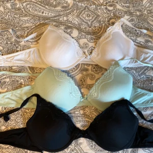 Bh - 3 fina bh:ar! En vit,svart och mint grön! Storlek 75A! En för 50 eller alla för 100!🤍💚🖤