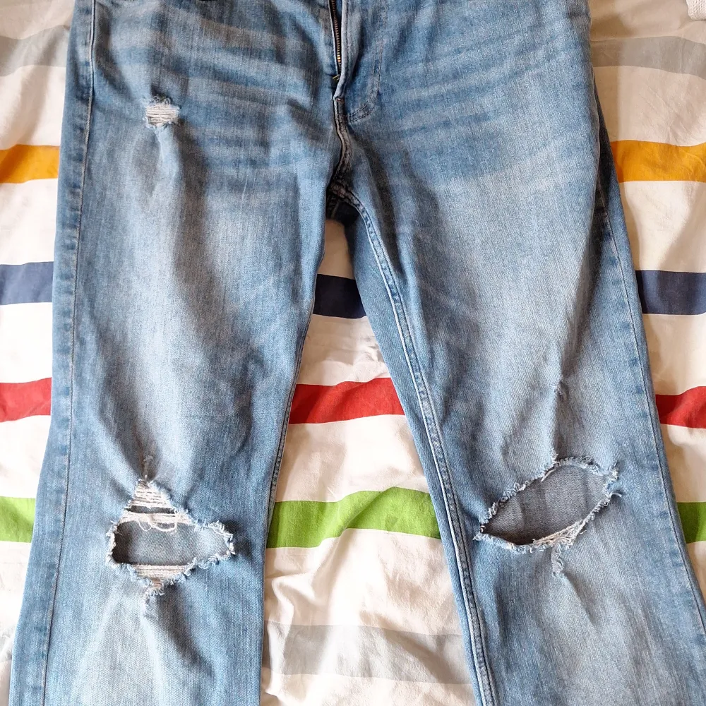 Jättesnygga vintage holister jeans. Bootcut och herr modell men funkar jättebra för dam med. Hål och sitter 32/32. Skriv för mer :). Jeans & Byxor.