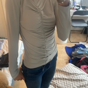 Topp  - En jätte snygg grå topp från Gina som är i jätte bra skick och jätte fint material.  