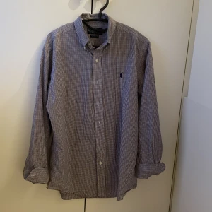Ralph lauren skjorta - Säljer en skjorta från Ralph lauren. Storlek s men sitter större! Jätte fint skick. Hör av er för fler bilder eller andra funderingar. OBS! Vid köp av fler skjorta från min sida kostar det 300kr/st