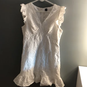 Sommarklänning från shein - Den är i väldigt bra skick och har använt få gånger i sommar för den är för tajt för mig.  Orginalpiset är 300kr ca.