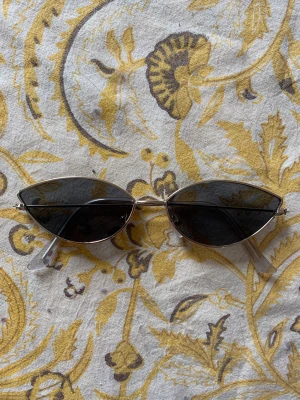 Solglasögon  - Så fina solglasögon i unik trendig modell med smalla och kattformade glas (cateye). Endast använda 1 gång, i fint skick!