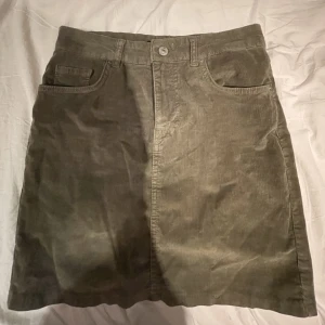 Grön kjol - En fin jeans kjol, bara att fråga om de önskas bilder med plagget på💘