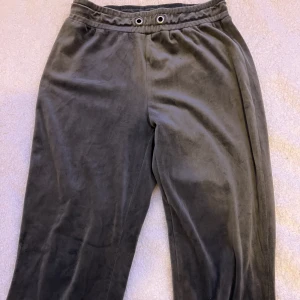 Mjukis byxor  - Mörkgråa mjukis byxor i mycket bra skick, passar stl xxs-m.