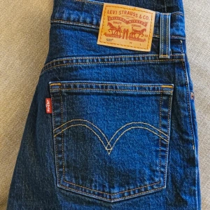 Levi's 501 (26W L30)  - Hej! Hjälper min partner att sälja sina Levis 501 i storlek (26W L30).  Superfin skick, som nya.  Finns i Sundbyberg Kan skickas. 