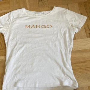 Vit t shirt  - En fin vit tröja från mango, super fin och passar till alla tillfällen 