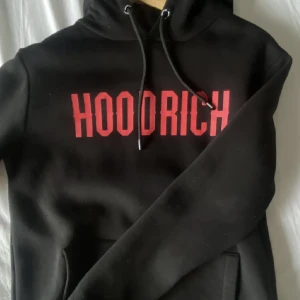 Hoodrich hoddie - Skick 9/10, riktigt snygg o fet hoddie, tveka inte om någon fråga