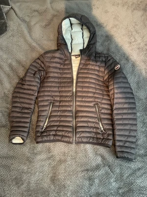 Jacka - Hej säljer en inprensip oanvänd colmar jacka som e i super fins skick. Storlek 16y. Bara att fråga vid funderingar.