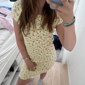 Klänning  - En jättefin ”lång” klänning som är blommig och passar perfekt till sommaren!💕🌻