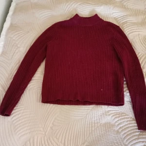 Vinröd polotröja - Dey här är en gamal design från h&m som är en vinröd polotröja. Det är storlek S