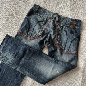 lågmidjade miss sixty jeans - så så snygga MISS SIXTY jeans med asballa bakfickor💓Modellen är så att de hänger snyggt vid höftbenen!! Vilket verkligen är så snyggt till en tajtare överdel nu till sommaren😩 Hör av er vid frågor. 
