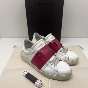 Valentino skor  - Valentino skor i storlek 42, cond 7/10. Lite smutsiga men det kan putsas upp. Färgen är vinröd men kan uppfattas som rosa i vissa ljus (42 sitter som 43). Allt orginal finns.  Dm för köp