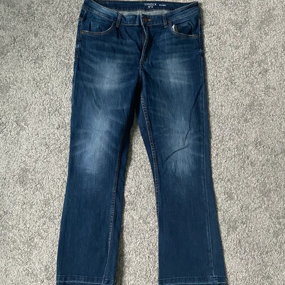 Supersnygga croppade jeans i storlek 42. Lätt utsvängda och i jättefint skick. Säljes pga för små.. Jeans & Byxor.