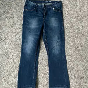Supersnygga croppade jeans i storlek 42. Lätt utsvängda och i jättefint skick. Säljes pga för små.