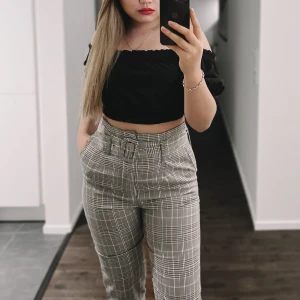 Kostymbyxa - Randig kostymbyxa från NA-KD. Använda max 3 gånger så de är i väldigt fint skick🫶🏼