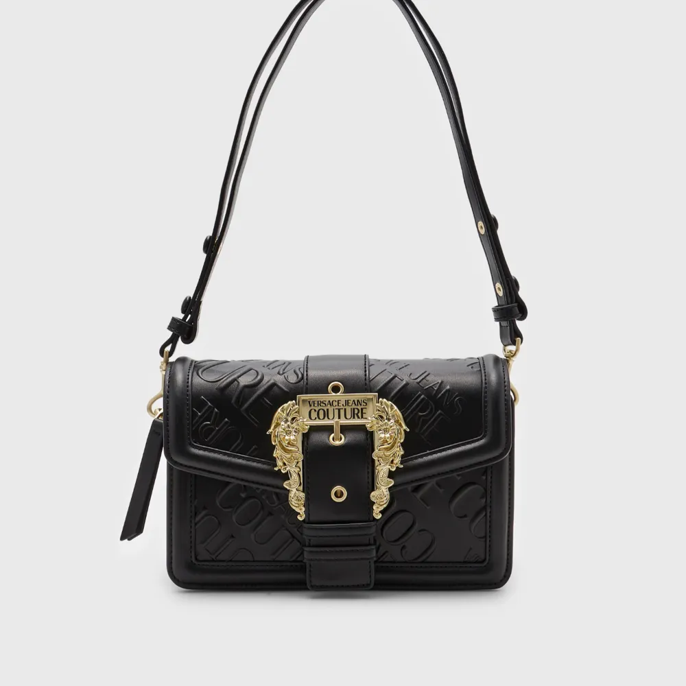 Svart Versace handväska med fina detaljer i perfekt skick. Köpt från Zalando med påse och all tillbehör kvar. Säljer för att det inte passar mig längre. Köpt för mindre än ett år sen. . Väskor.