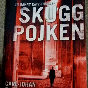 Thrillerbok - En thrillerbok skriven av Carl-Johan  Vallgren. 