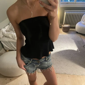Svart volang bandeau  - Sjukt snygg svart bandeau med lite volang som även har en slits där bak! Perfekt nu till sommarn! , köpare står för frakten😃