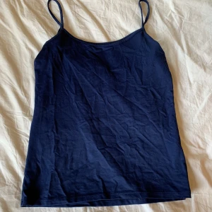 Blått linne - Snyggt linne från okänd märke, står ingen storlek men skulle gissa S-M. Kontakta gärna om du har frågor, pris kan diskuteras och tryck gärna på köp nu!🫶🏻