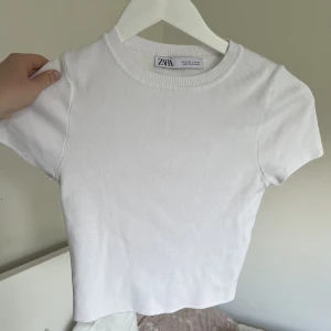 Vit kort tröja  - Från zara, endast provad