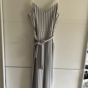 Jumpsuit - Så snygg jumpsuit från Only, använd fåtal gånger.💙