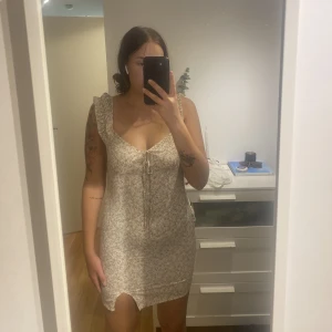 Sommarklänning - Små rosa blommor på. Aldrig använd. Den är för liten för mig som är en storlek L