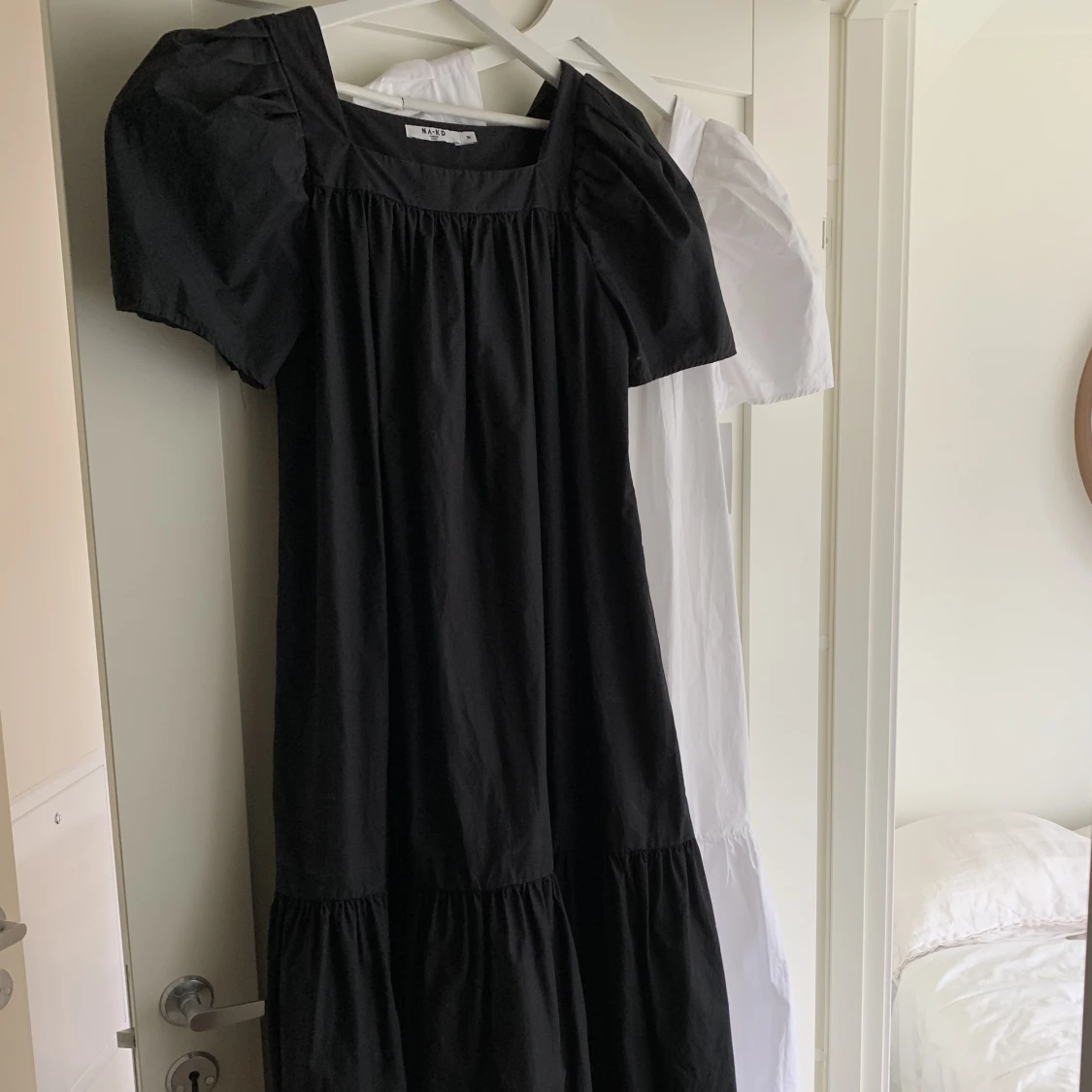 Klänning med puffärm & volang  - 91