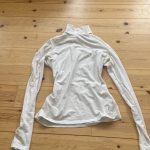 Vit turtleneck - Superfin luftig vid turtleneck! Sparsamt användt och i perfekt skick!!!!!! Passar perfekt till sommaren och hösten.🍁🍃🍂