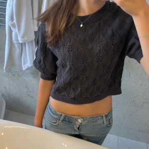 Grå stickad topp - Stickad grå topp från JDY i storlek xs, använd ca två gånger, 200kr