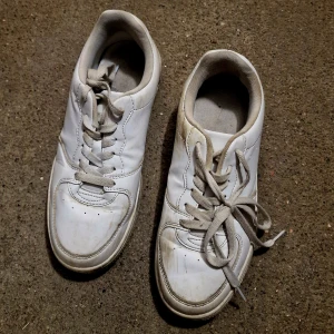 Skor - Kan behöva tvättas. Väl använda men ej skador vad jag kunnat se. 