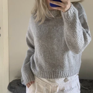 Stickad tröja  - En grå stickad tröja från H&M som inte kommit till andvänd💕, kontakta mig vid intresse😊