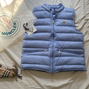 Moncler Väst Baby Blue (blå) - Säljer den då jag bara använt den 2-3 gånger då jag inte tycker jag passar så bra i den. Storlek S/1 passar mig som är 180. Tags och Äktighetsbevis finns : )