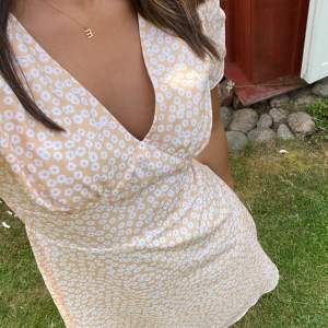 En jättefin somrig klänning från Chiquelle i storlek xs. Klänningen är beige/ gul med vita blommor.  Använd en gång. Perfekt till sommaren. Köparen står för frakten, inga returer. Skriv för fler bilder. 🥰