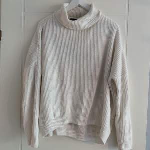 Turtleneck sweater från Primark. Väldigt mjukt och skönt material!  Den är lite oversized i modellen. 