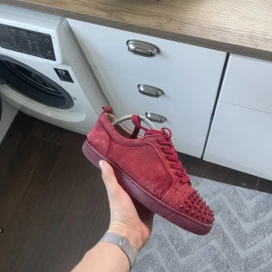 Christian louboutin - Christian Louboutin skor Strlk 43 Se skick enligt bilderna  Alla spikes kvar Självklart äkta