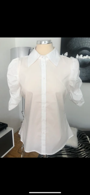 Vit blus /skjorta ny  med prislappen kvar  - Ny 