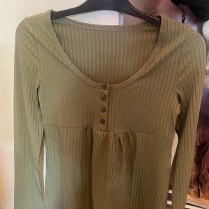 Tröja - Jättesöt tröja från shein i storlek m. Helt ny och oanvänd. Pris kan diskuteras vid snabb affär