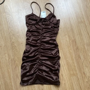 Klänning  - Oanvänd brun sommarklänning från HM. 