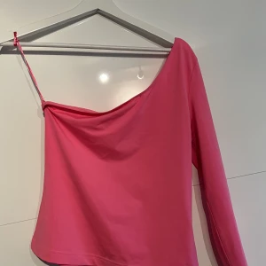 Topp - Snygg topp i neonrosa, perfekt till fest! Använd 1 gång.💗