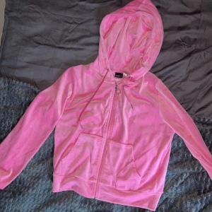 Säljer mitt snygga rosa sett😍 - Använda 2 ggr typ.   Stl S i byxorna  Stl M i tröjan  Frakten ingår i priset😜😍