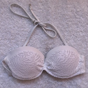 Vit bikini  - Supersöt bikiniöverdel som inte kommit till användning. Passar A/B kupa.