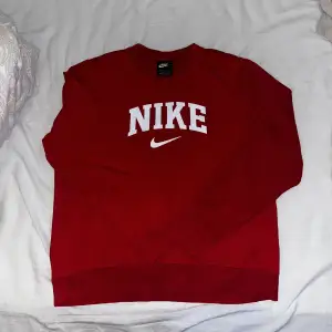 Röd sweatshirt från Nike. Väldigt bra skick inga defekt. Står storlek L på tröjan men passar mer som en S.