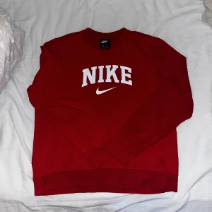 Nike sweatshirt - Röd sweatshirt från Nike. Väldigt bra skick inga defekt. Står storlek L på tröjan men passar mer som en S.