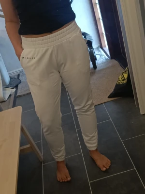 Mjukisbyxor  - Vita mjukisbyxor från Relode i storlek S. Skulle även passa en XS. I mycket fint skick, kan endast vara något dammiga efter att ha legat i garderoben ett tag. Knappt använda.