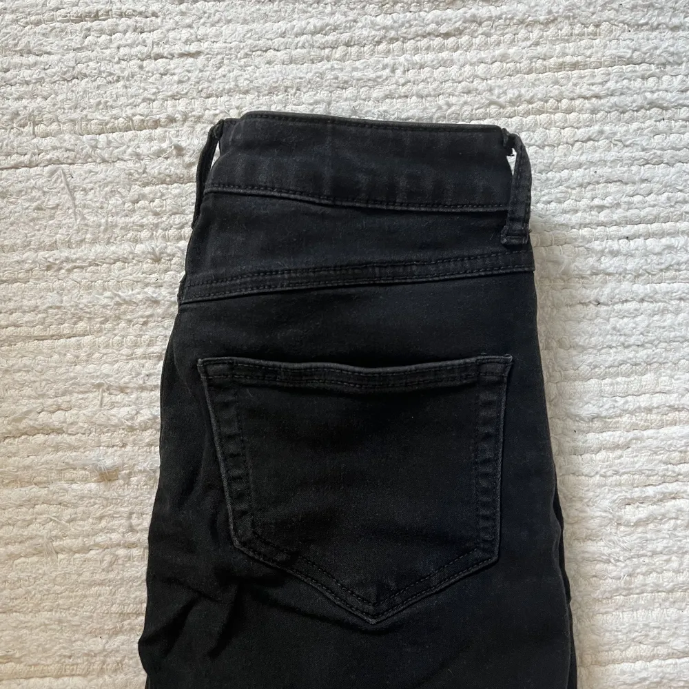 Säljer dessa svarta skinnyjeans från vila då de sällan kommer till användning. Storlek xs men passar även s. Har behållit den svarta färgen oerhört bra. Hör av er vid frågor.🩷. Jeans & Byxor.